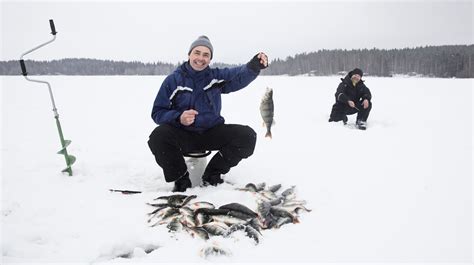 Pescar En El Hielo En Finlandia Ruka Viajes Laponia