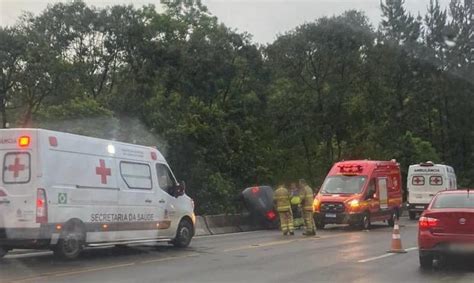 Carro colide na mureta de proteção da ERS 122 em Flores da Cunha