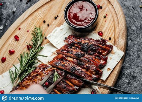 Costilla Ahumada Con Salsa A La Barbacoa Deliciosa Cena Apetitosa