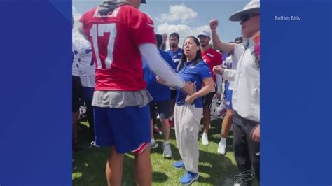 Kim Pegula breaks down huddle at Bills' training camp | wgrz.com