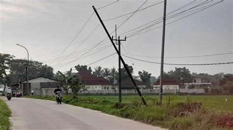 Ancam Keselamatan Pengguna Jalan Warga Serang Minta Tiang Internet