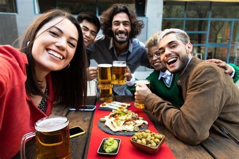 Foto De Selfie De Amigos Multirraciais Sorrindo Saboreando Uma Cerveja