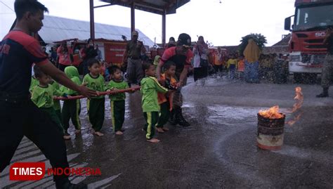 Beri Edukasi Anak Usia Dini Diajak Mengenal Tugas Pemadam Kebakaran