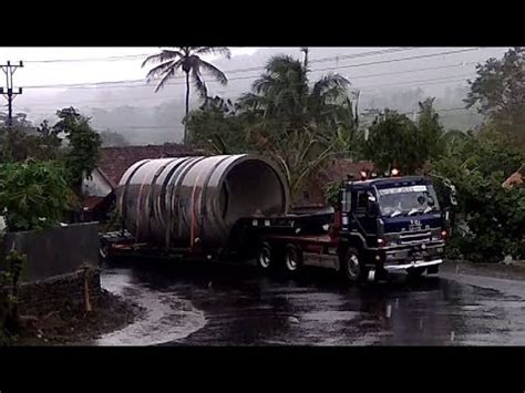 Truck Trailer Fuso Muatan Gorong Gorong Besar Truk Tronton Truk Gandeng