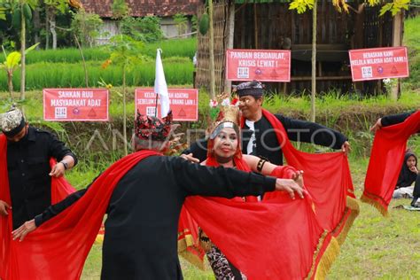 Peringatan Hari Internasional Masyarakat Adat Sedunia Antara Foto