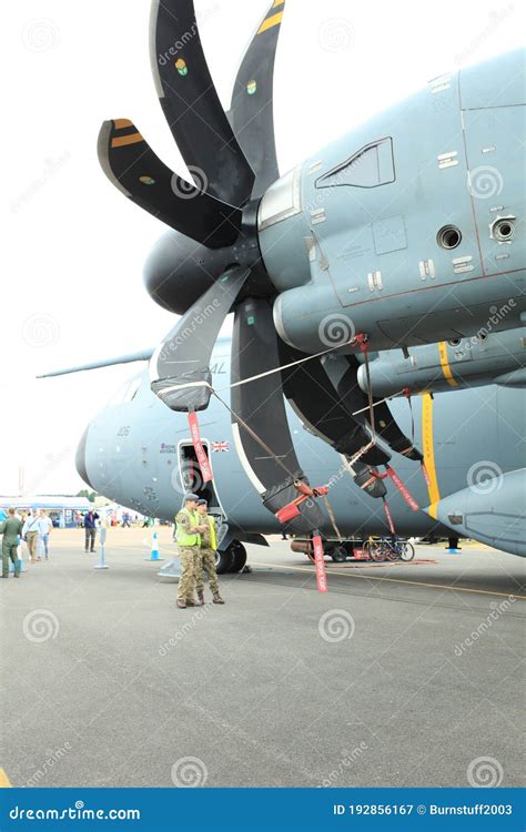 Avión De Transporte Militar Airbus A400m Atlas En Un Aeródromo Militar