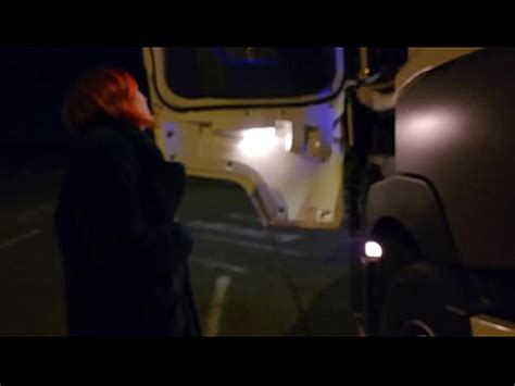 Flirteo Y Follo Con Un Camionero En Un Parking Al Borde De Una Carretera XVIDEOS