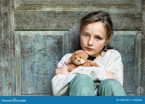 Petite Fille Triste Image Stock Image Du Verticale Blonde