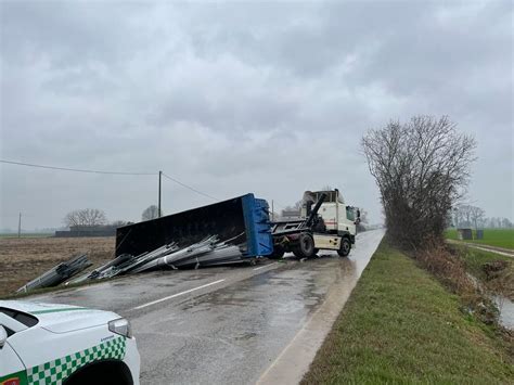 Tir Si Ribalta Lungo La Postumia Illeso Il Conducente Ma Traffico