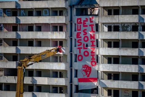 Napoli Parte La Demolizione Della Vela Verde Di Scampia Dago