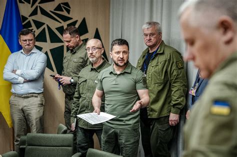 Ukraina toczy dwie wojny Aby przetrwać Kijów musi zdusić palący