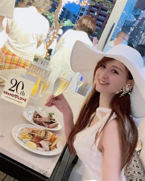 里井真由美さんのインスタグラム写真 里井真由美instagram「㊗️グランドハイアット東京 20周年🤍 オールホワイトがドレスコード