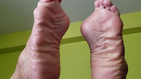 Wrinkled Latina Soles In The Air Youtube