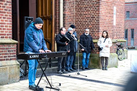 Ein Zeichen Der Solidarit T Menschen Verschiedener Religionen Geben