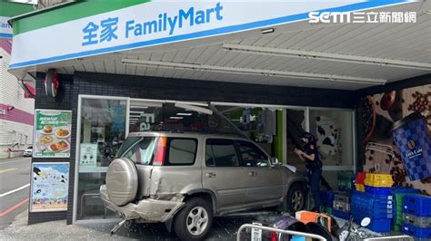 貨架全倒！休旅車左轉撞來車 衝進超商櫥窗碎滿地 社會 三立新聞網 Setn