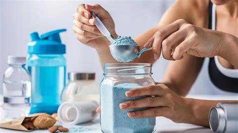 Close up de mulheres colher de medição de frasco de proteína de