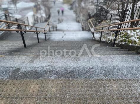 雪の積もった階段 No 28448301｜写真素材なら「写真ac」無料（フリー）ダウンロードok