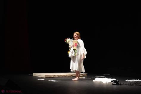 Actrița Teatrului Național I L Caragiale Tania Popa turneu în stânga