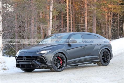 El Lamborghini Urus EVO Performante 2022 posa al desnudo en fotos espía