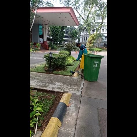 Perawatan Taman Menyapu Sampah Area Depan Di Amartapura 16 06 2022 Oleh