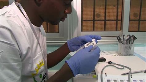 Ebola Crisis First Major Vaccine Trials In Liberia Bbc News