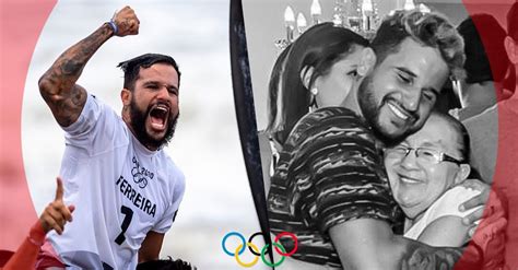 Italo Ferreira ganha primeiro ouro no surfe e choro ao lembrar da avó