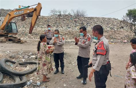 Jumat Berbagi Ditpamobvit Polda Sumsel Datangi Warga Tpa Sukawinatan