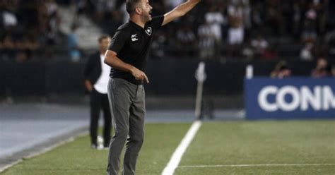 Artur Jorge elogia atuação do Botafogo após primeira vitória na