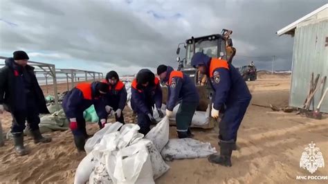 Russie nettoyage du littoral après une marée noire causée par le