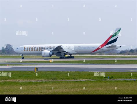 Boeing 777 cockpit hi-res stock photography and images - Alamy