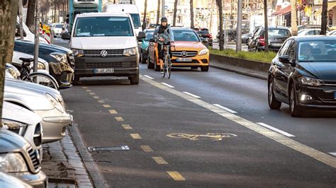 Nach tödlichem Unfall in Berlin Verkehrsaktivisten werfen der Polizei