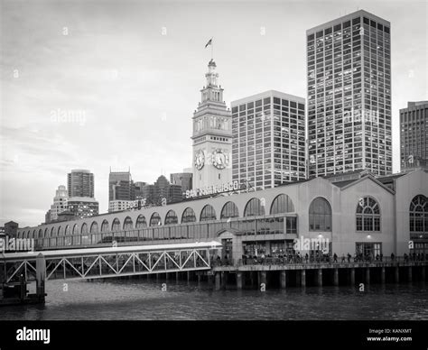 Blanco Y Negro Foto Del Edificio Del Ferry De San Francisco Que Se