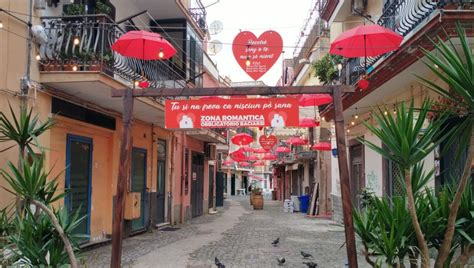 Pozzuoli città dellamore le strade del centro storico si colorano per