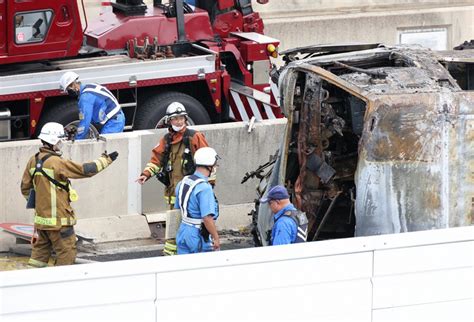 名古屋高速でバス横転し炎上 2人死亡、7人けが [写真特集4 22] 毎日新聞