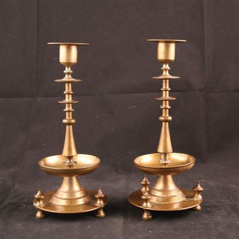 Paire De Beaux Bougeoirs Anciens Bronze Vers Catawiki