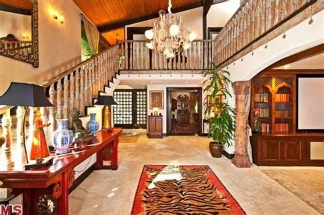 The Balinese-inspired mansion ------ Goldie Hawn and Kurt Russell sold ...