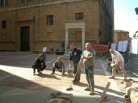 Fabio Pellegrini Notizie Dalla Val D Orcia La Piazza E I Nostri Eroi