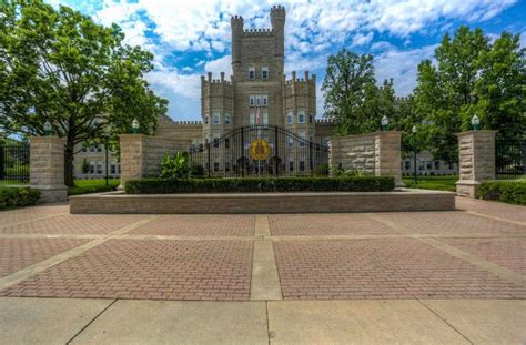 10 Signs You're an English Major at EIU