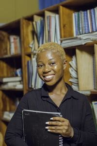 Une Jeune Fille Tudiante Souriante Avec Des Documents Dans Une