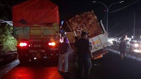 2 Ban Belakang Truk Pengangkut Kayu Pecah Ban Di Jalan Raya Palima