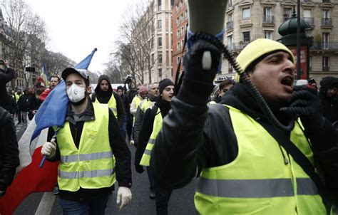 Coletes amarelos voltam a protestar contra presidente francês em Paris