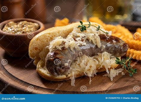 Bratwurst Et Choucroute Sur Un Petit Pain Image Stock Image Du Dijon