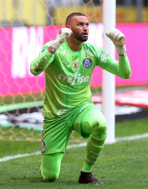 Globo corta áudio de Weverton criticando público no estádio