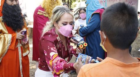 Regala Araceli Garc A Sonrisas Durante El D A De Reyes En Cuautla