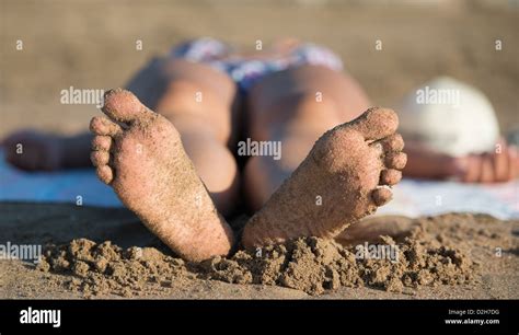 Blond bikini girl young lying Fotos und Bildmaterial in hoher Auflösung Alamy