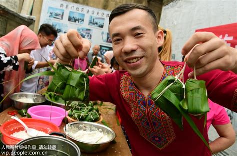 民俗迎端午 包粽子、赛龙舟、点雄黄、挂香囊 图片频道 人民网