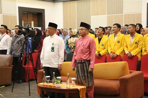 Penyerahan Simbolis Beasiswa Pemerintah Provinsi Riau Tahun 2019 Oleh