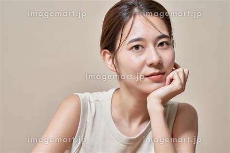 頬杖をつく若い日本人女性 （人物）の写真素材 200324249 イメージマート