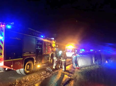 Dos mujeres heridas leves tras salirse de la vía y volcar su coche en