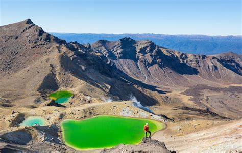 Lagos esmeralda incríveis na pista de cruzamento de tongariro parque